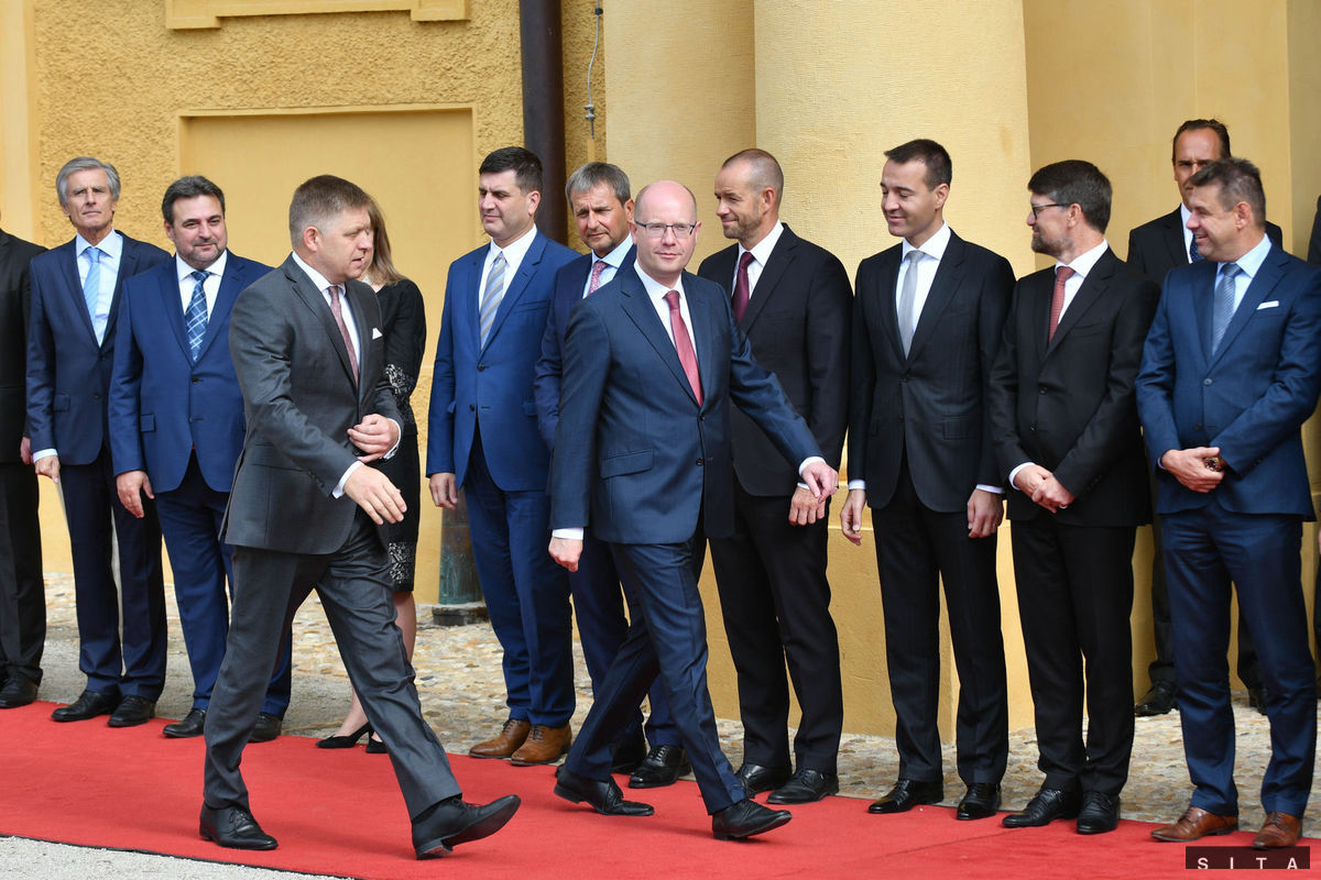 Zľava v popredí: Predseda vlády SR Robert Fico...