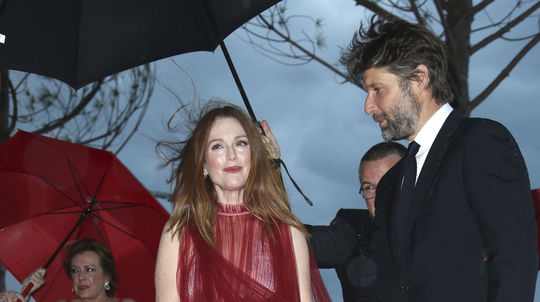 Herečka Julianne Moore (v kreácii Valentino) a...