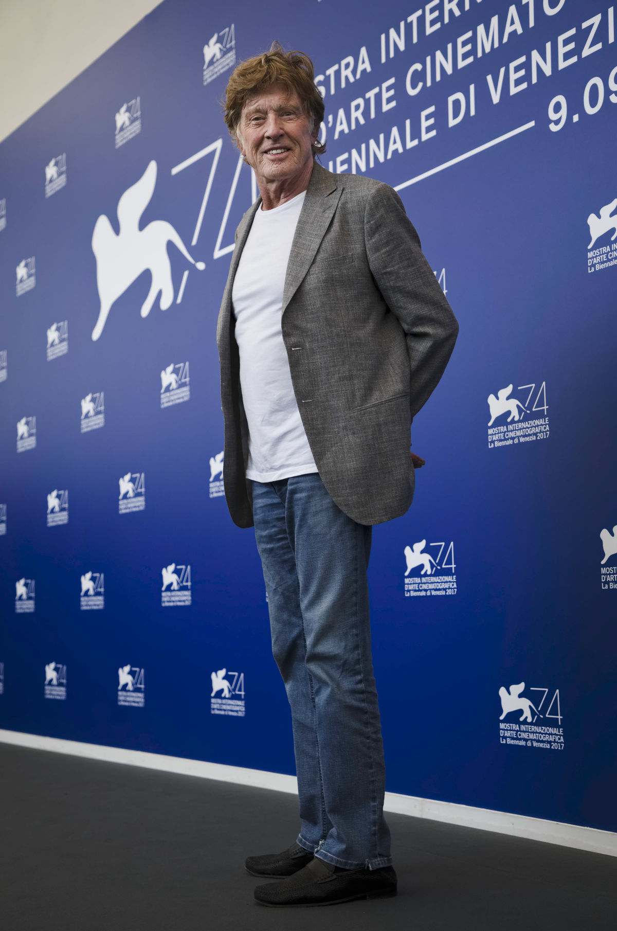 Robert Redford prichádza na tlačovú konferenciu...