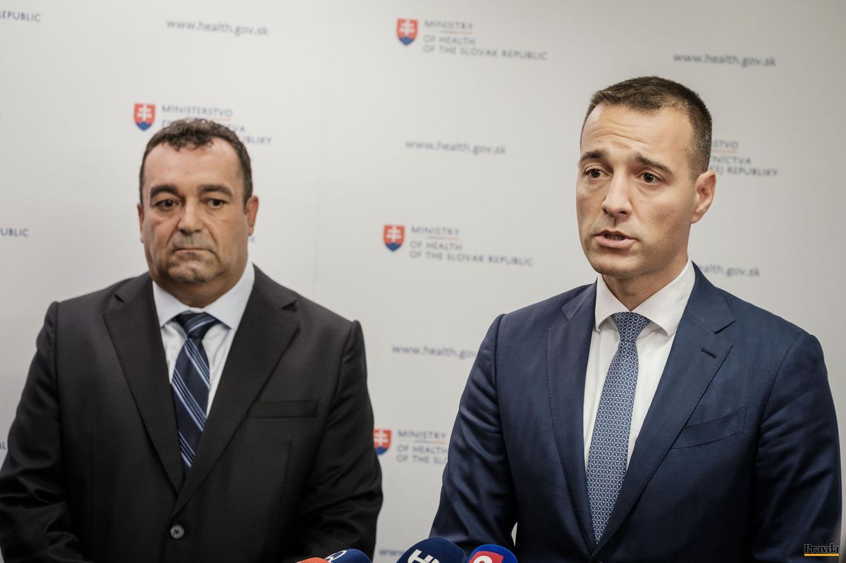 Minister zdravotníctva Tomáš Drucker (vpravo) a...