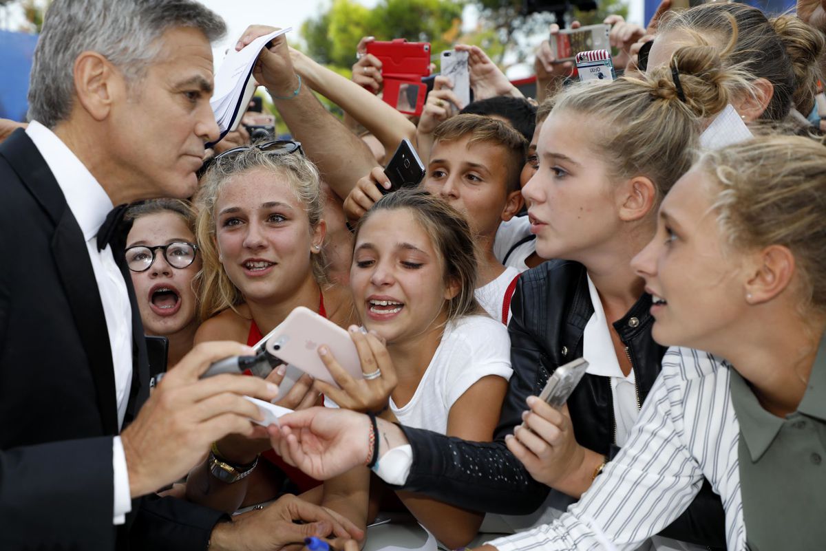 George Clooney sa venuje fanúšikom pred...