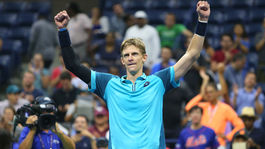Bitka do druhej po polnoci. Semifinále US Open si zahrá prvýkrát Juhoafričan