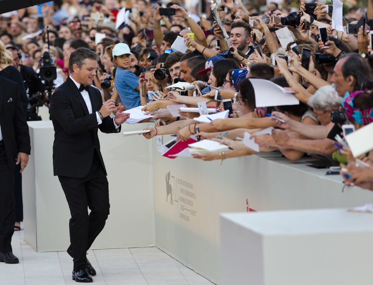 Matt Damon v obklopení fanúšikov pred premiérou...