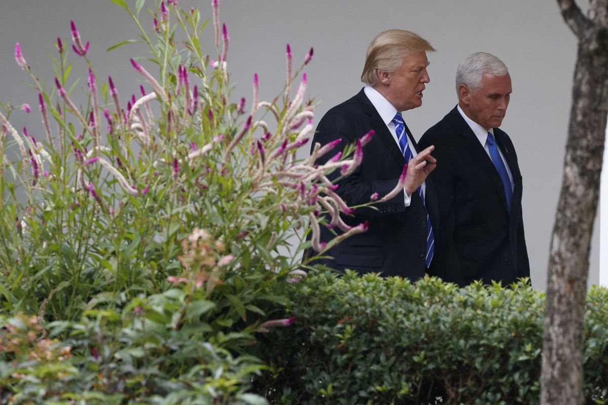 Americký prezident Donald Trump (vľavo) a jeho...