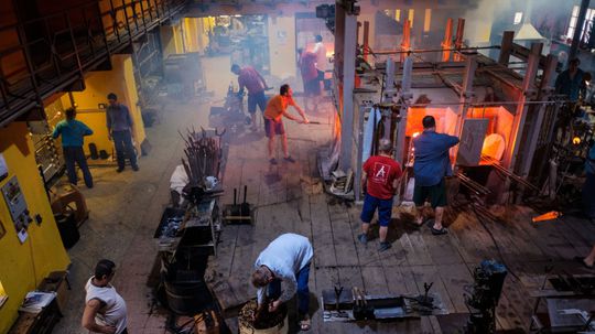 Srdcom lindavskej sklárne je šesťpanvová...