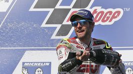 Operácia kvôli parmezánu. Jazdec MotoGP sa po domácom úspechu kuriózne zranil