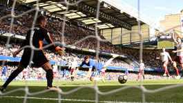 VIDEO: Góly, potýčky, škaredé zranenia. Premier League a jej slávne momenty
