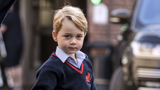 Princ George prichádza do "Thomas's school" v...