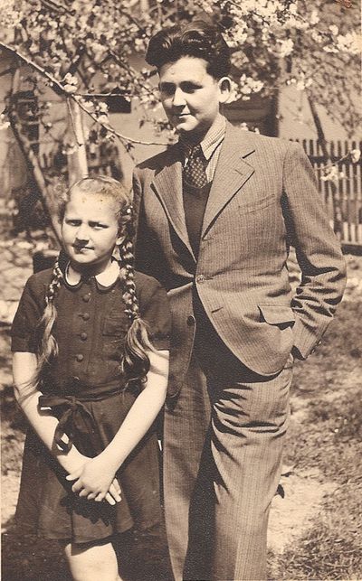 Eva s bratom pred deportáciou na jar 1944.