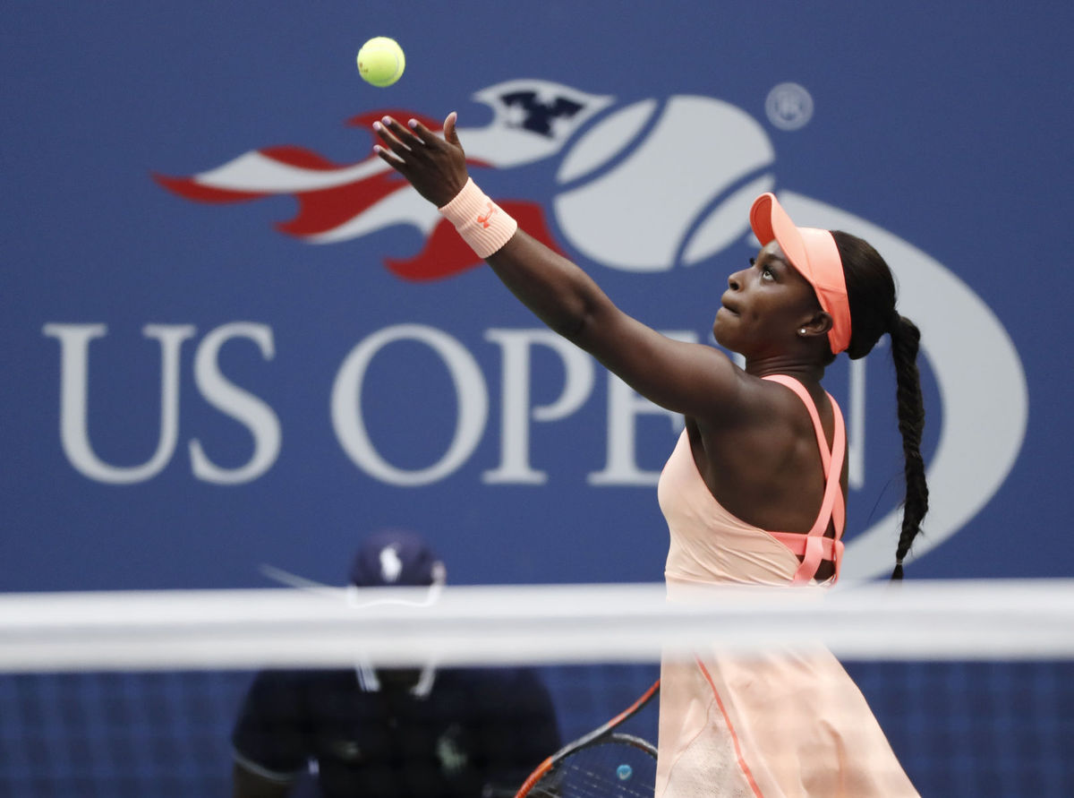 Sloane Stephensová podáva vo finále US Open.