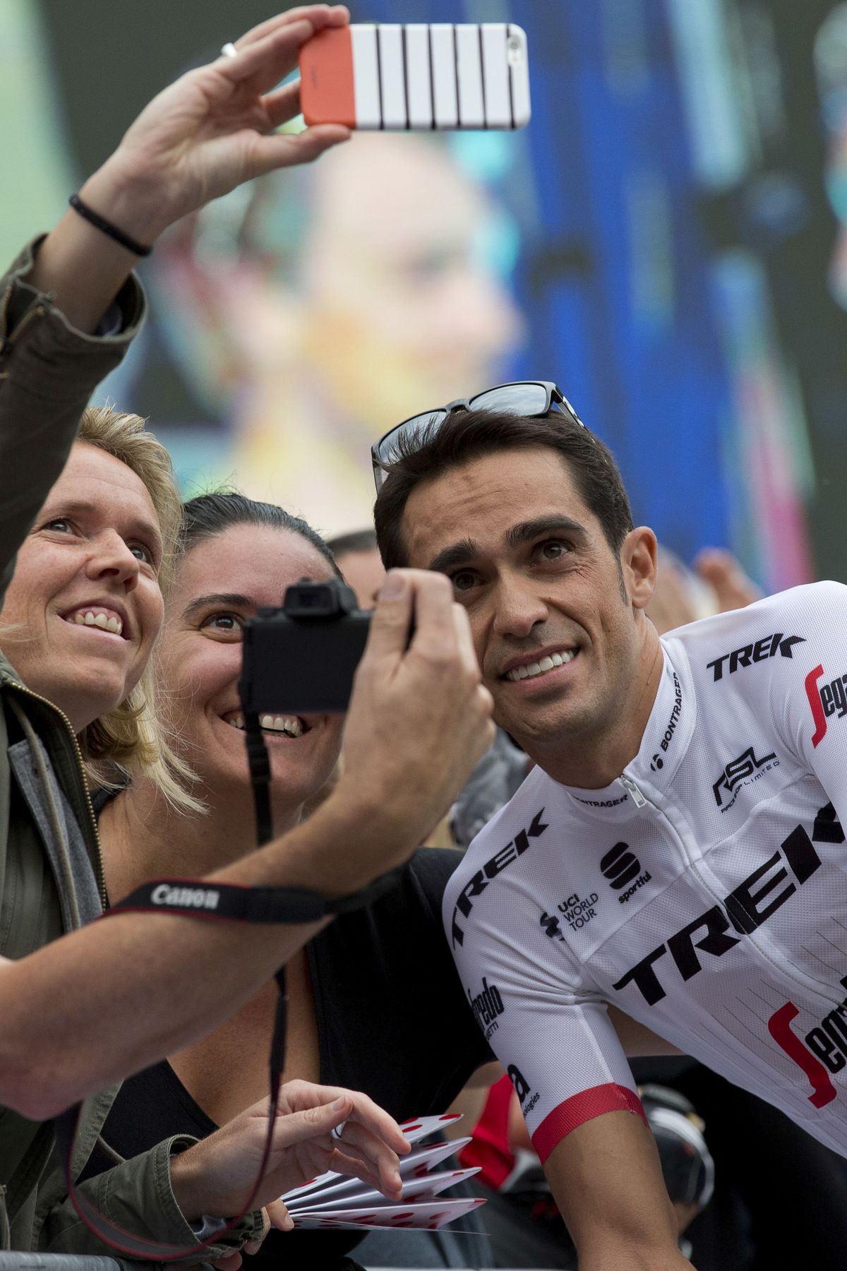 Alberto Contador s fanúšikmi.