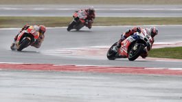 Márquez sa dotiahol na lídra, Zarco dotlačil motorku bez paliva k bodu