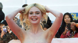 Sexy ako ešte nikdy! Bleduľa Fanning uchvátila na festivale v nahej róbe