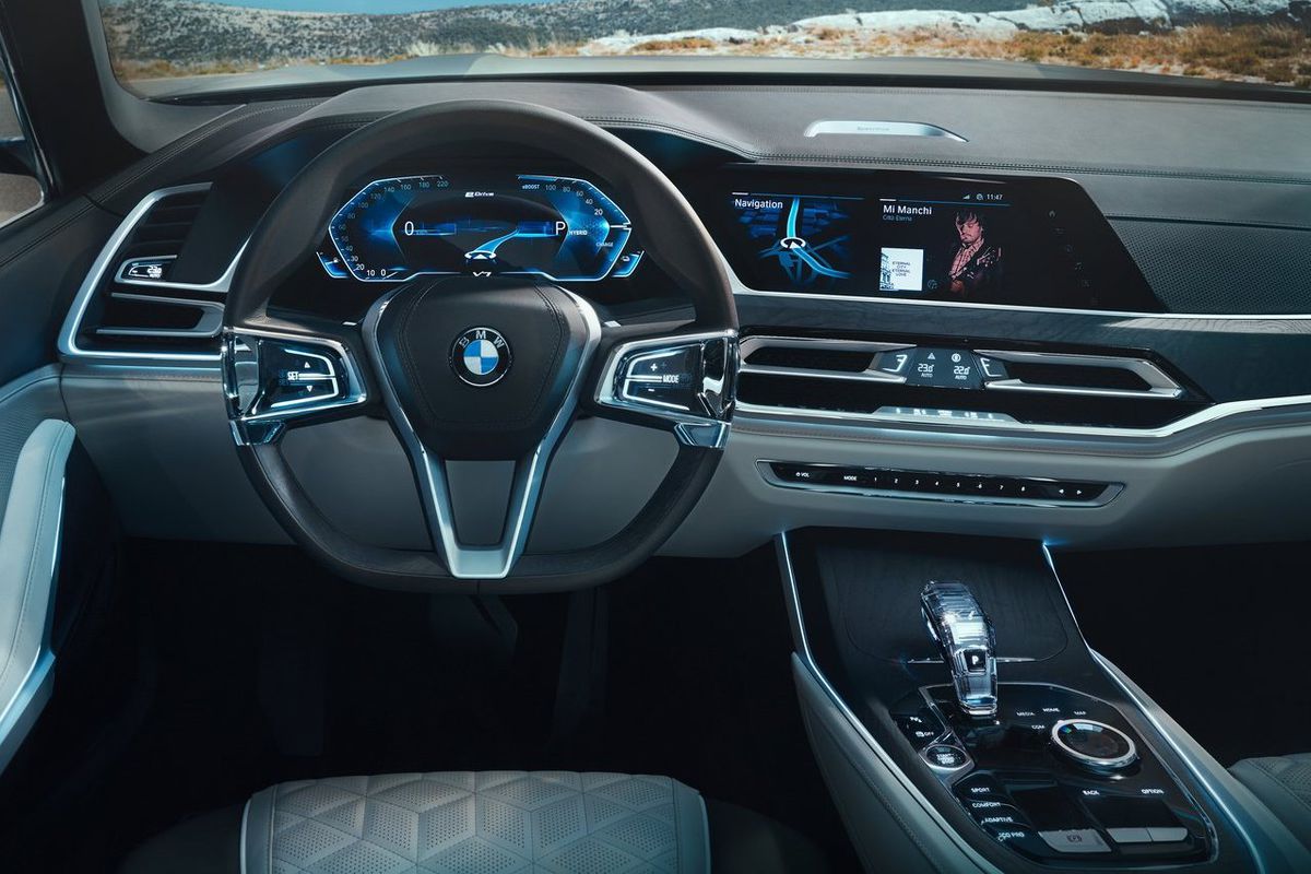 Palubná doska je vyzbrojená dvoma...