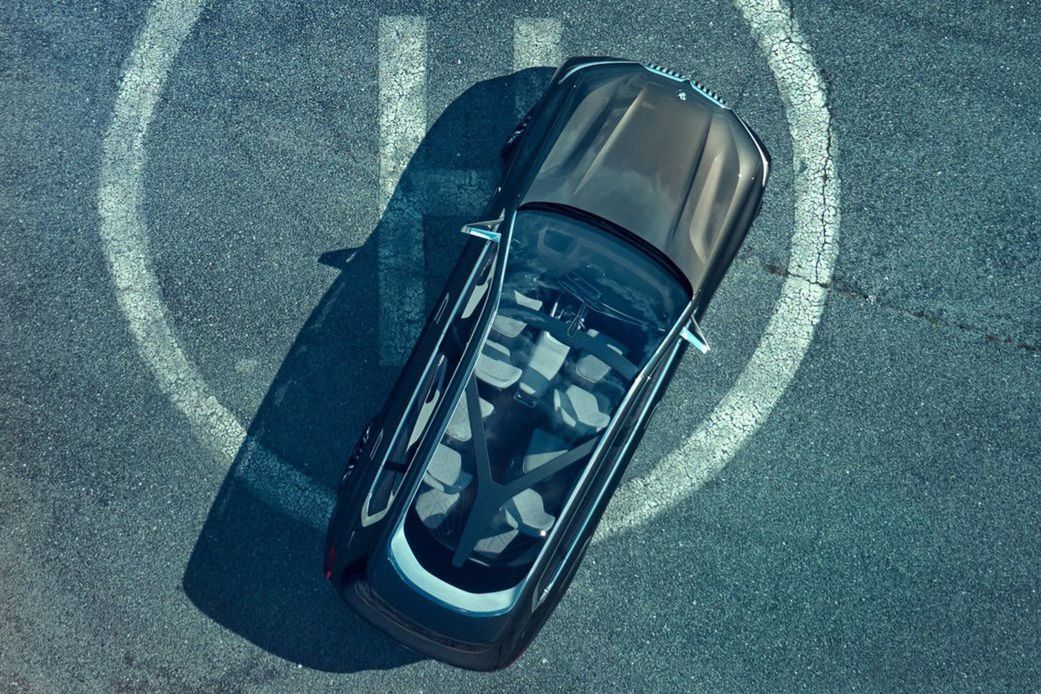 Pod panoramatickým oknom presvitá strešný...