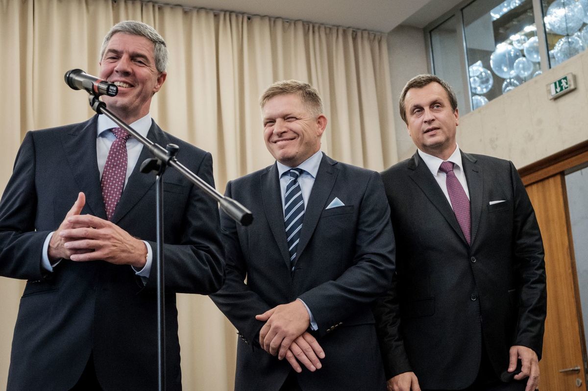 Zľava: Predseda strany Most-Híd Béla Bugár,...