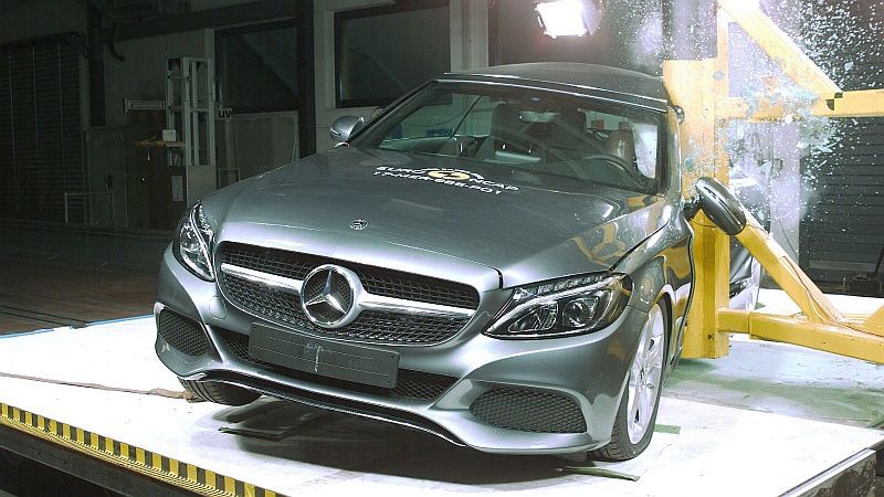 Aj kabriolet môže pnúknuť špičkovú bezpečnosť....