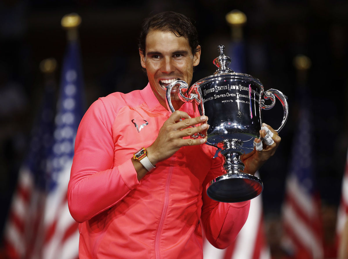 Rafael Nadal pózuje s trofejou po triumfe na US...