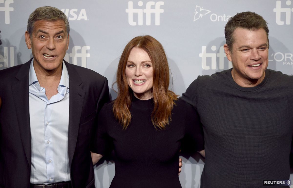 Zľava: George Clooney, Julianne Moore a Matt...