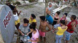 Francouzský prezident, holandský král a šéf britskej diplomacie navštívili ostrovy zničené Irmou