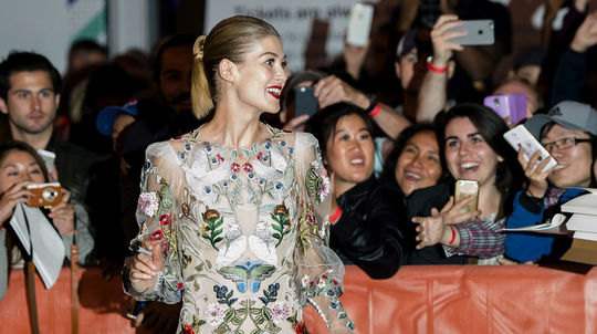 Rosamund Pike na premiére filmu "Hostiles"počas...
