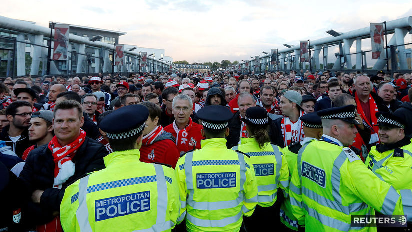 Fanúšikovia Kolína pred štadiónom Arsenalu.