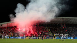 Svetlica z kotla Spartaka preletela cez polovicu ihriska, takmer trafila rozhodcu