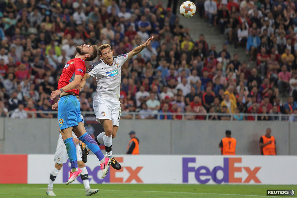 Patrik Hrošovský (vpravo) v súboji o loptu s...