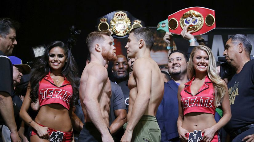 Mexičan Saúl Canelo Álvarez (vľavo) a Kazach...