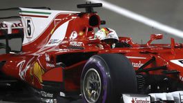 Mercedes v kvalifikácii zaostal. Z prvého miesta odštartuje Vettel
