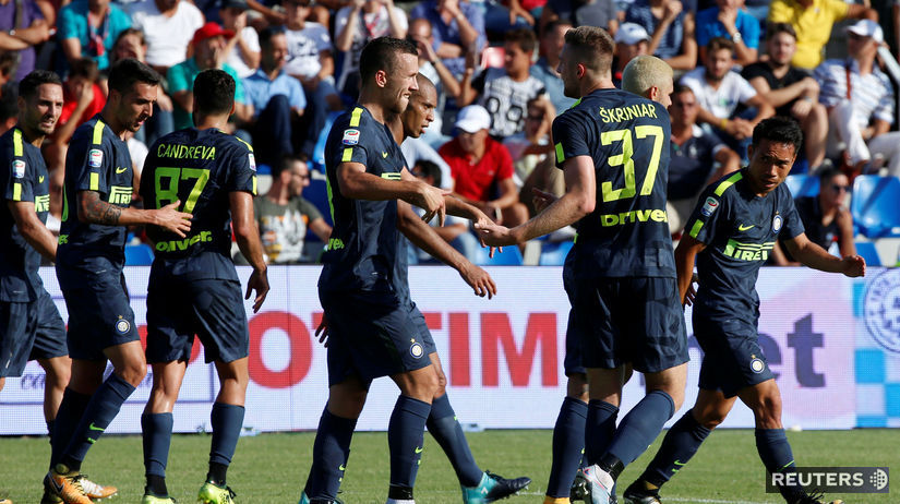 Milan Škriniar (37) oslavuje so spoluhráčmi z...