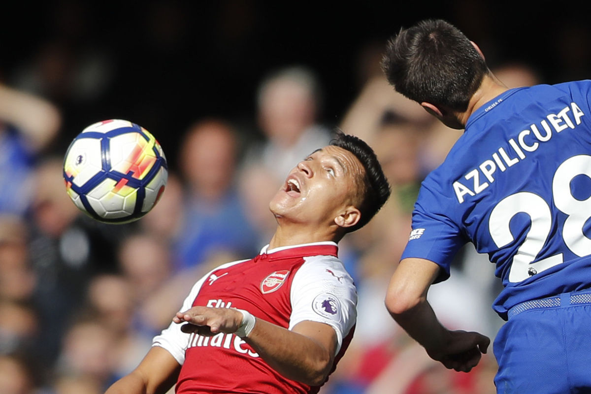 Alexis Sánchez z Arsenalu v súboji o loptu s...