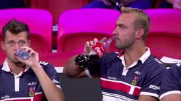 VIDEO: Striedal dve fľaše Coly. Jebavý nasával daviscupovú atmosféru