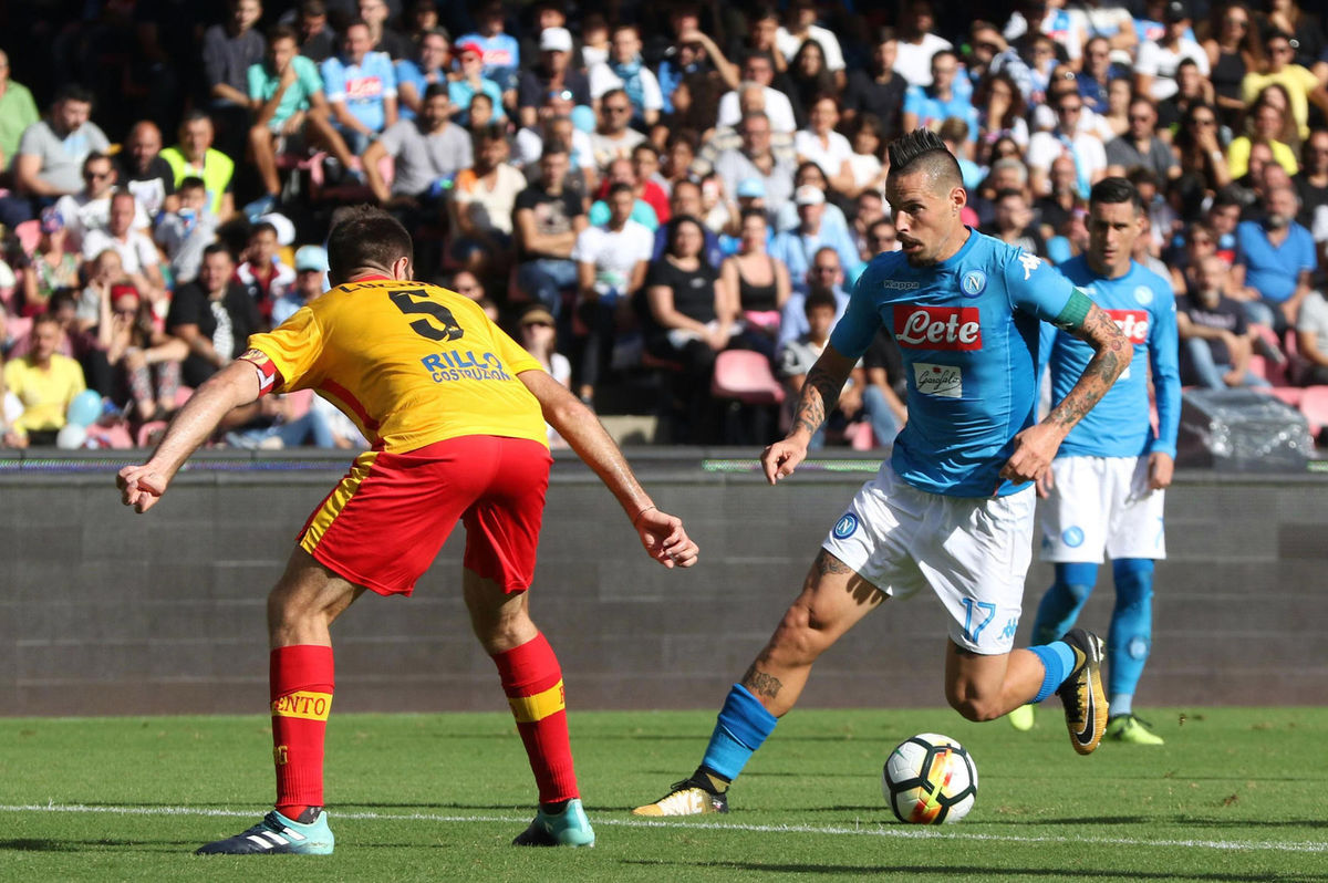 Marek Hamšík (vpravo) v súboji s Fabiom...