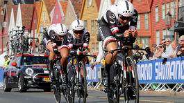 Favoriti zaostali. Časovky ovládol Sunweb, Bora bez Sagana desiata