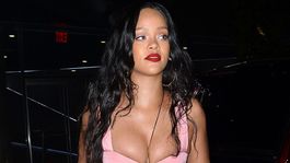 Speváčka Rihanna v uliciach New Yorku predvádzala natrieskaný dekolt. 