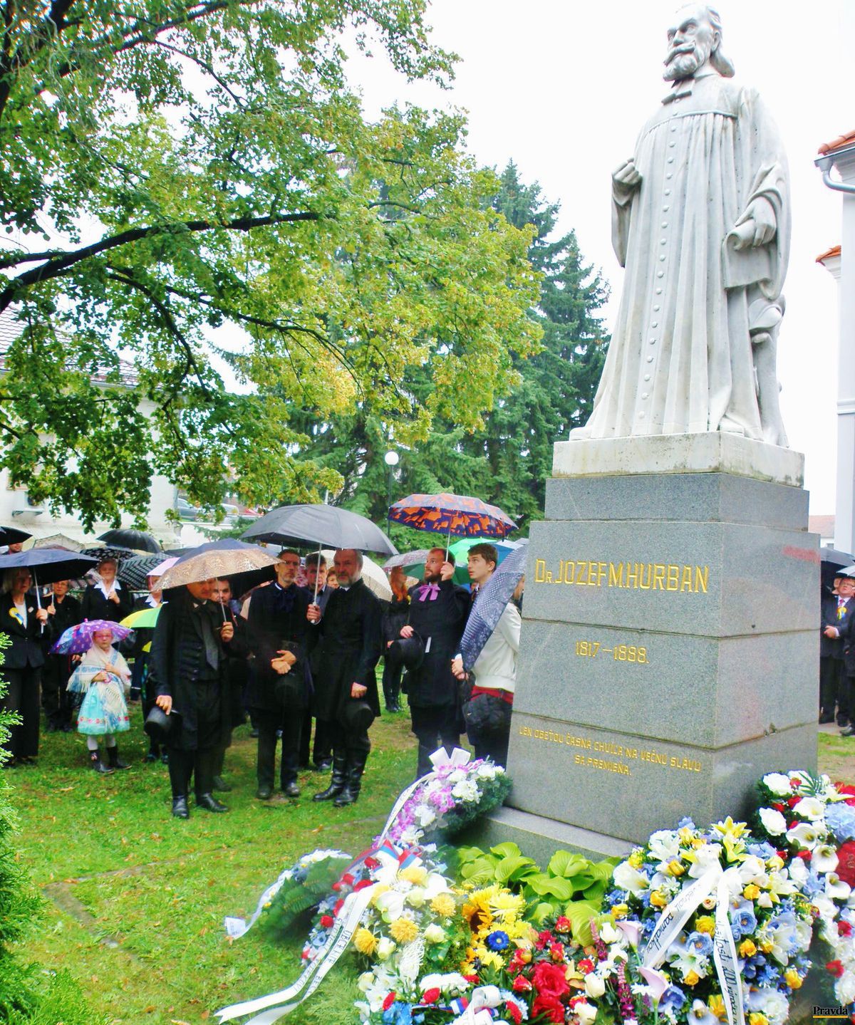 Prítomní na oslavách v Hlbokom položili vence...