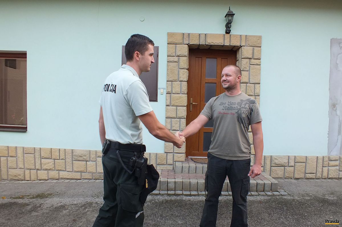 Otecko sa policajtom osobne poďakoval.