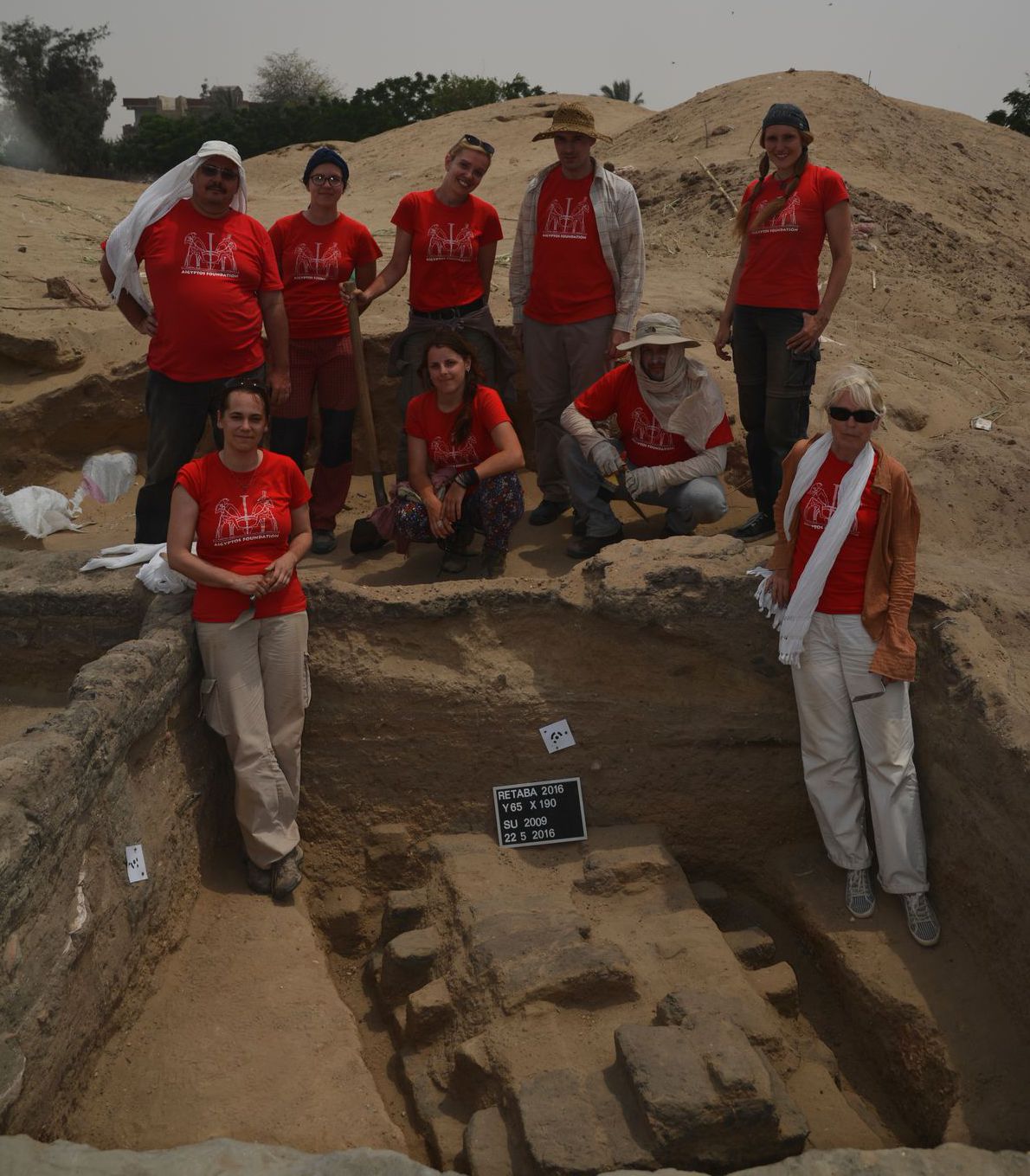 Členovia tímu na Tel el-retábí  pri odkrytom...