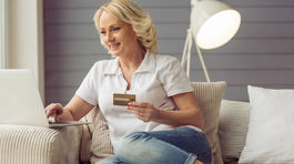  Ľudia sa vrhli na on-line nákupy. Letia webkamery, rúška aj kuchynské roboty