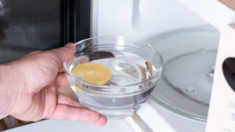 Znečistená mikrovlnka aj rúra na pečenie? Takto si poradíte bez chémie