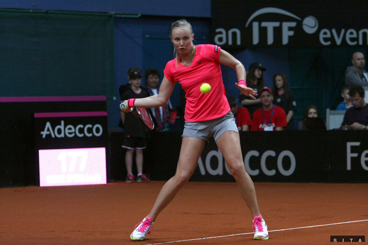 Rebecca Šramková počas dvojhry zápasu Slovensko...