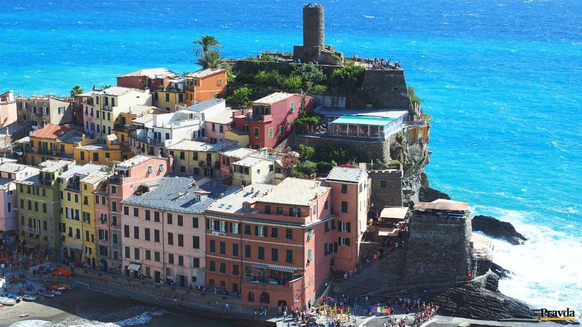 Vernazza a hrad z trinásteho storočia.