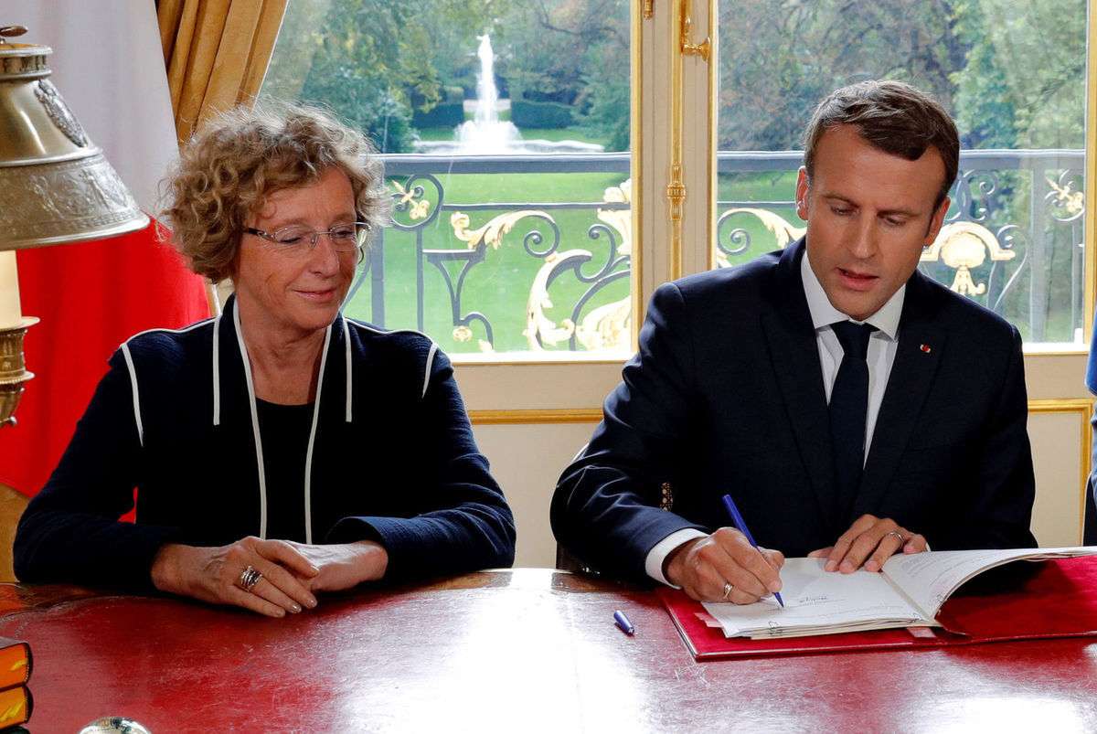 Francúzsky prezident Emmanuel Macron podpísal...