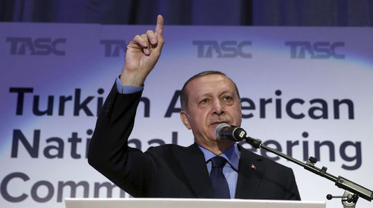 Turecko odsúdilo na doživotie 34 ľudí za pokus o vraždu Erdogana