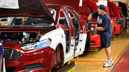 Ford zastaví výrobu v piatich fabrikách. Záujem padá aj o Mondeo