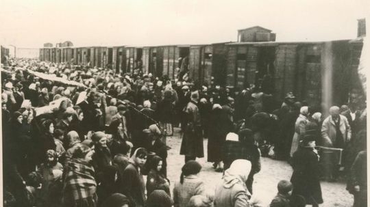 Prívrženci nacistu Hessa odvolali zhromaždenie v Berlíne. Prišlo málo ľudí