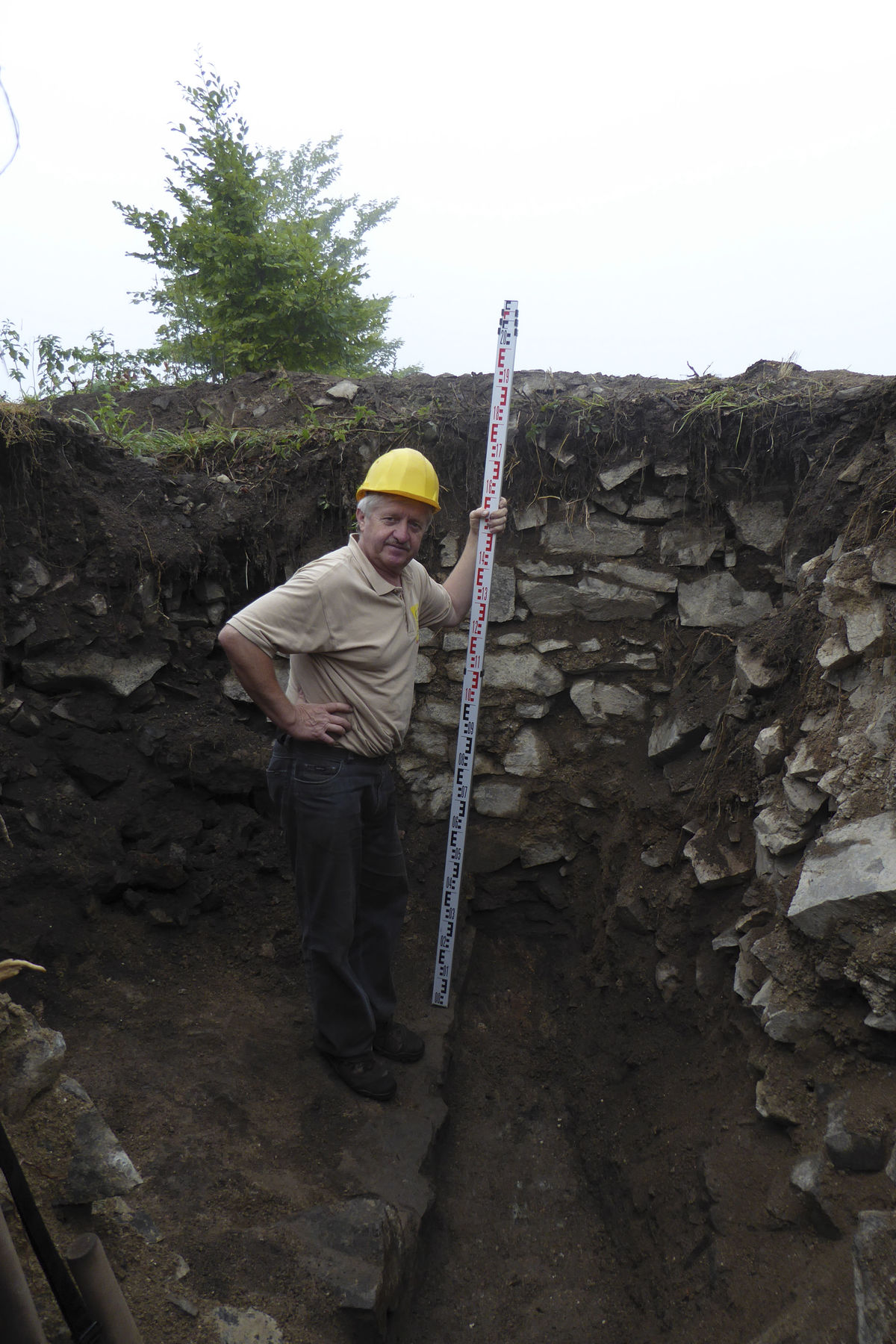 Jozef Labuda pri archeologickom výskume...