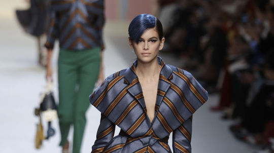 Modelka Kaia Gerber odštartovala prehliadku...