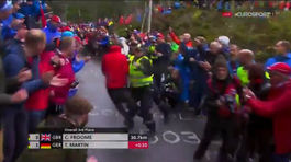 VIDEO: Zabudnite na Tour. Nórska polícia sa s fanúšikmi na trati nemazná